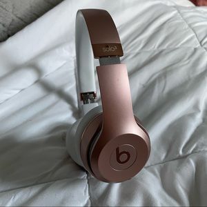 Rose Gold Beats Solo 3 Wireless Headphones